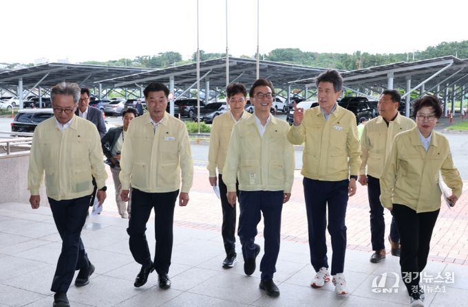 포항시는 19일 해양수산부와 함께 포항 영일만항을 방문했다.