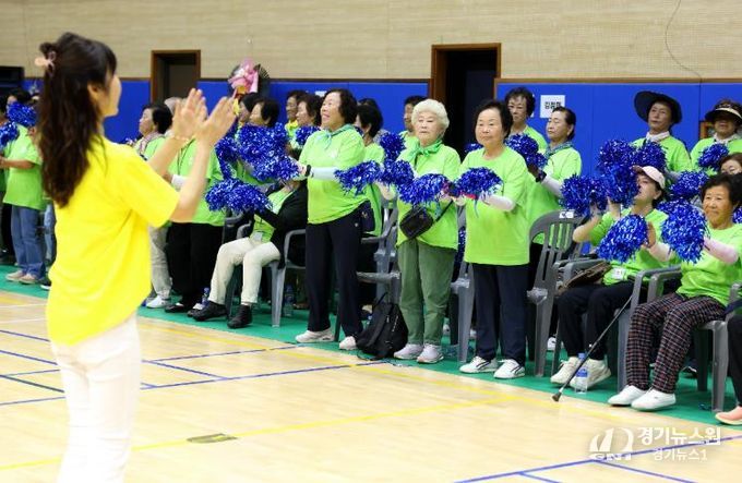 ‘어머니 한글학교’가 강진국민체육센터 제1실내체육관에서 가을운동회를 개최했다.