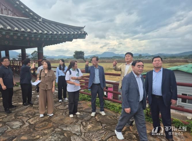 울산시의회 방문단이 병영면 도시재생사업 현장을 둘러보는 모습