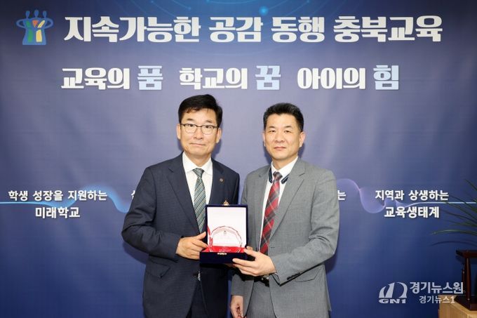 윤건영 교육감, 상파울루 대한민국 총영사관에게 감사패 받아