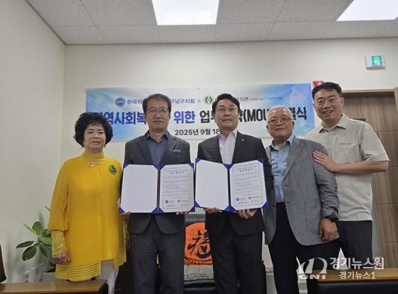 왼쪽부터 남구자유총연맹 안임순 여성회장, 대명사회복지관 설찬수 관장, 남구자유총연맹 김학민 회장, 남구자유총연맹 배동습 위원장협의회 회장, 대명사회복지관 박상민 부장이 업무협약 체결 기념사진을 찍고 있다.