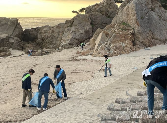 이장 및 공무원과 해안 자연정화 활동 실시