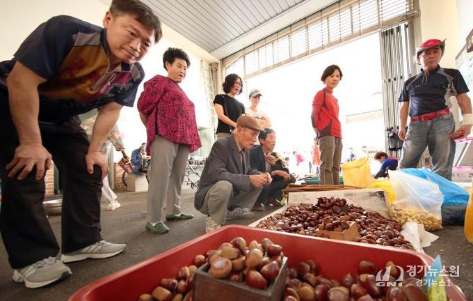 강진읍 시장에서 관광객들이 물건을 고르고 있다