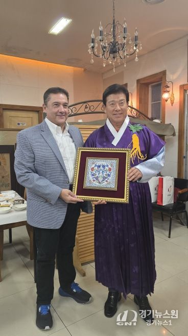 무랏 타메르 주한 튀르키예대사(왼쪽)와 박범인 금산군수(오른쪽)이 기념사진을 찍고 있다.