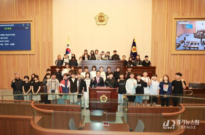 충주 중앙초교 학생들 1일 도의원 체험