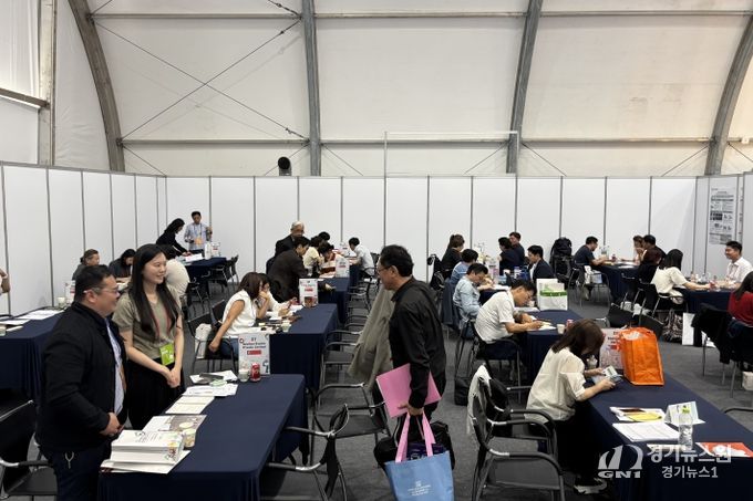 2025제천국제한방천연물산업엑스포 산업관 수출상담 열기 후끈