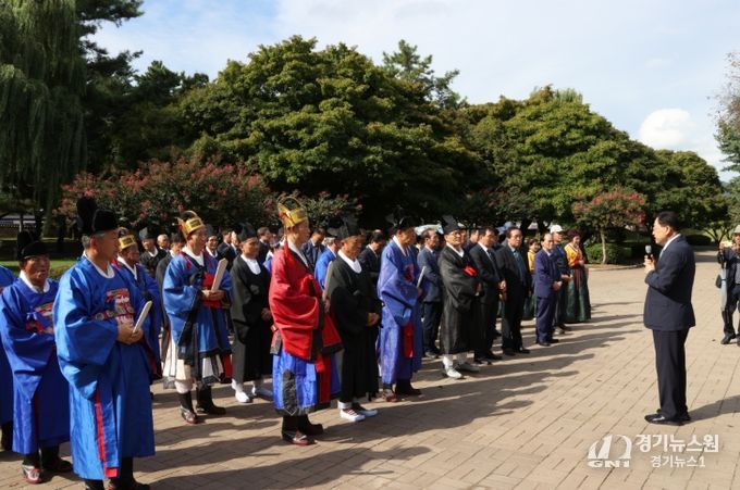 경주시는 지난 23일 추분을 맞아 숭덕전, 숭혜전, 숭신전 등 3전(三殿)에서 추향대제를 봉행했다.
