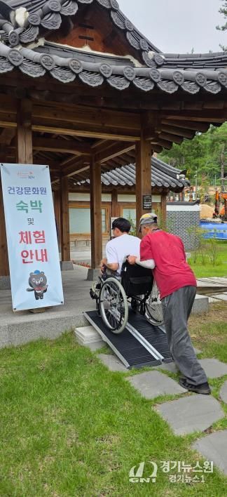 사명대사공원 건강문화원, 무장애를 위한 접이식 경사로 구비
