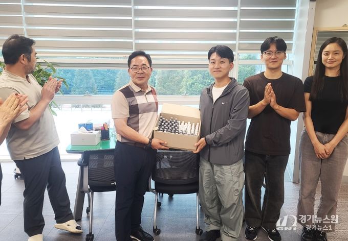 경상국립대학교 약학대학 생약동아리 ‘심마니’ 회원들이 행정지원과 성문기 과장에게 학생들이 만든 아로마 스프레이를 전달하고 있다.