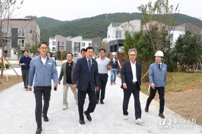 주낙영 경주시장이 24일 APEC 지원인력 숙소로 활용될 한수원 동천 사택 신축 현장을 둘러보고 있다.