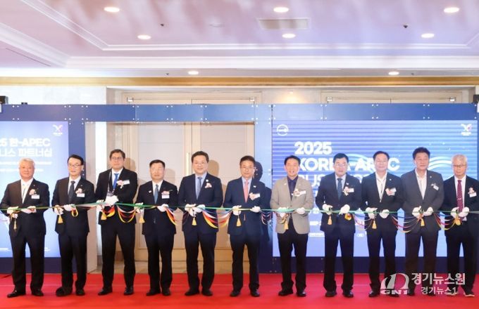 24일 경주 라한셀렉트 호텔에서 열린 ‘2025 한-APEC 비즈니스 파트너십’ 개막식에서 주요 내빈들이 테이프 커팅을 하고 있다.