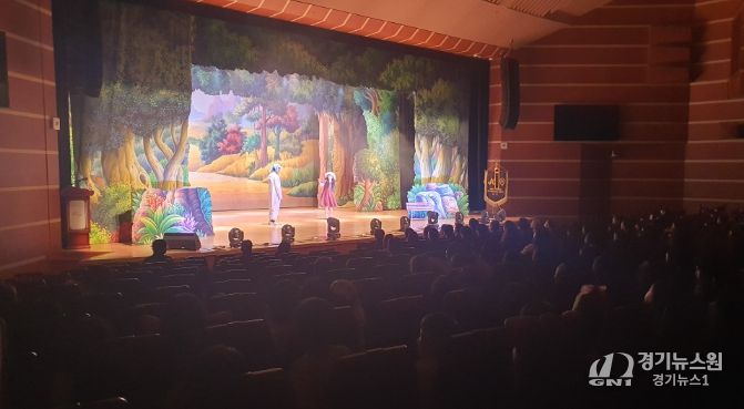 25일 영천시민회관에서 진행된 유아 범죄예방 뮤지컬 ‘빨간모자’를 관람하는 아이들