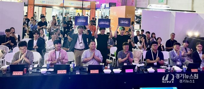 경상국립대학교 창업중심대학사업단이 9월 22일 부산 벡스코에서 ‘G-Connect IR & Network’ IR 데모데이를 개최했다. 참가 기업 대표가 투자 심사역을 대상으로 IR 피칭을 진행하고 있다.