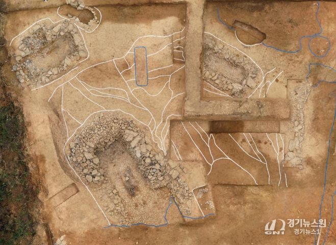 무덤 중앙에 덧널을 놓고 주변에 돌무지를 쌓은 뒤 흙을 덮은 신라의 독특한 무덤 구조