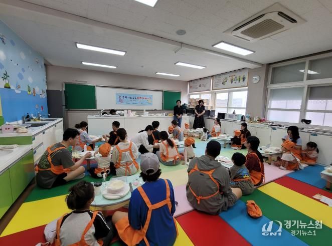 울진군어린이급식관리지원센터는 이용 아동의 가족 20가구를 대상으로 특화사업‘우리가족 모두 파티시에’체험행사를 열었다