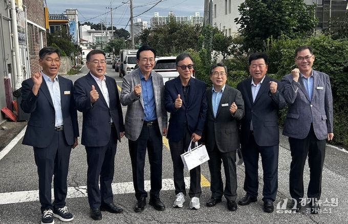 윤병태 나주시장(왼쪽 세 번째), 정종완 판아시아 대표(왼쪽 네 번째), 한문철 골든힐 대표(오른쪽 두 번째), 박홍래 전 전라남도 농업기술원장(왼쪽 두 번째)이 농수산식품 수출 확대 논의를 마치고 기념사진을 찍고 있다