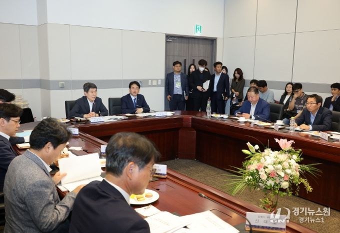 이강덕 포항시장 주재로 개최된 대한민국대도시시장협의회 민선8기 제7차 정기회의가 지난 25일 경기도 고양시 킨텍스에서 열렸다.