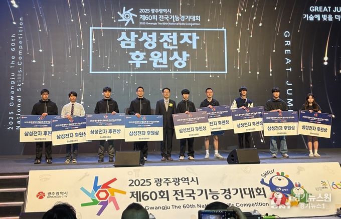 삼성전자 후원상을 받은 부산기계공고 학생들과 삼성전자 원찬식 임원