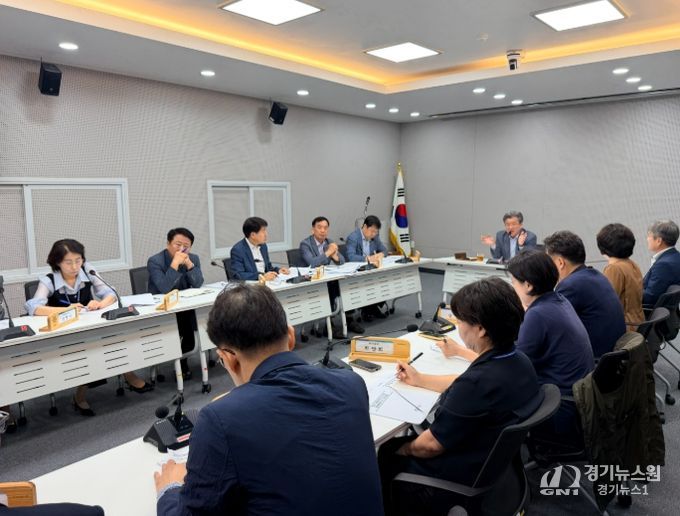 정용래 유성구청장이 29일 오전 긴급대책회의를 주재하고 있다