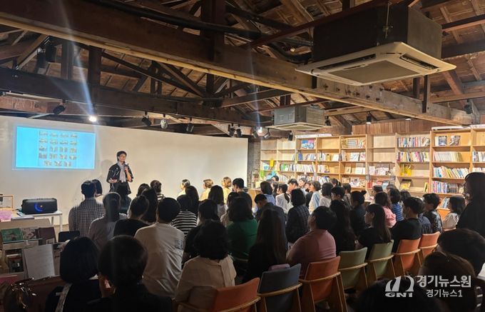 강연후 김태현 강사와 참가 교사들이 질의응답 및 소감을 나누고 있다.