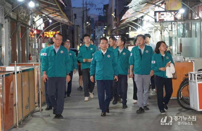 유정근 시장 권한대행을 비롯한 간부 공무원들이 전통시장을 점검하고 있다