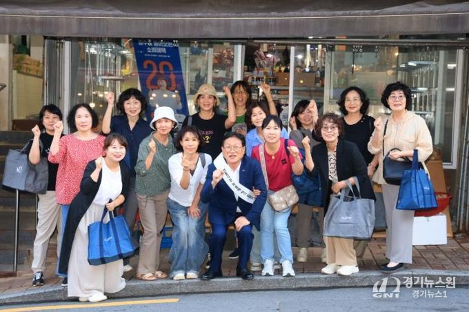 김대권 수성구청장과 구청 직원들이 지난 29일 지산동 지산목련시장에서 추석맞이 장보기를 하고 있다.