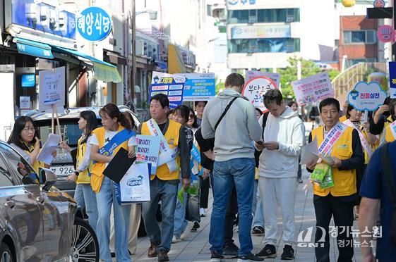 여수시는 지난 9월 23일 이순신광장 일원에서 민‧관 합동 친절관광 캠페인을 펼쳐 추석 연휴와 2026여수세계섬박람회를 앞두고 손님맞이 준비와 친절 서비스 강화에 선제적으로 나섰다.