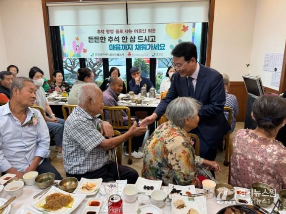 추석명절 어르신 위문 행사에서 강진원 군수가 일일이 격려의 말을 건네고 있다.