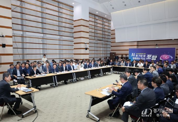 이강덕 포항시장이 1일 시청 대회의실에서 10월 확대간부회의를 주재하며 추석 연휴를 맞아 민생 안정과 지역 경제 활성화를 위해 현안 업무에 만전을 기해 줄 것을 당부했다.