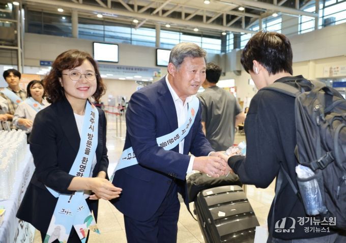 제주 찾는 귀성객·관광객에 환영 인사하는 김완근 시장