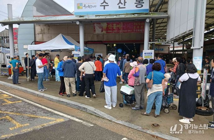 지난 4일 진행된 환급 행사를 찾은 무안전통시장 이용객들