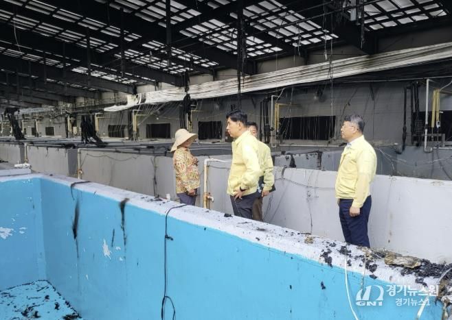 보성군 꼬막 등 종묘배양장 화재, 인명 피해 없이 진화 완료_김철우 보성군수가 현장에서 피해 상황을 점검하고 있다.