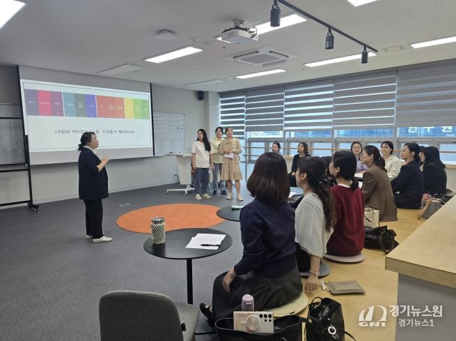울산유아교육진흥원은 16일 울산교육연구정보원 차오름실에서 공립유치원 교원 17명을 대상으로 '찾아가는 맞춤형 연수(색 치유)'를 진행했다.