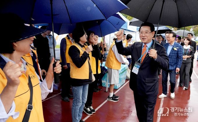 김영록 전라남도지사가 18일 광주광역시 상무시민공원에서 열린 ‘재광완도군향우회 제13회 한마음체육대회’ 행사에서 향우회원들을 격려하고 있다.