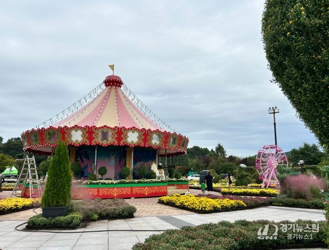 2025 국향대전 포스터 및 엑스포공원 중앙광장 회전목마