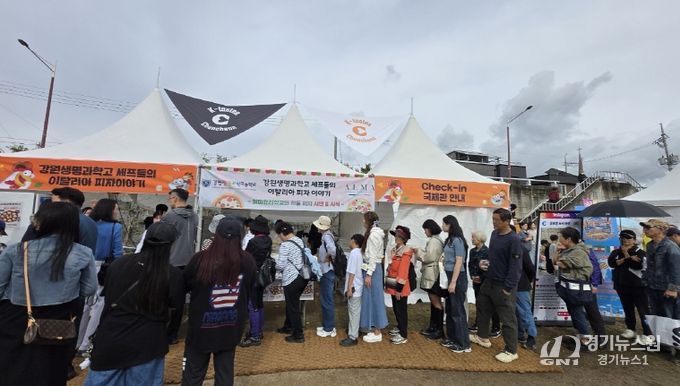 막닭축제에서 선보인 강원생명과학고 피자_부스 사람 북적.