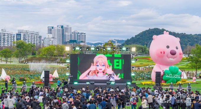 많은 관람객들이 올텐가와 결합한 일러스타 페스를 즐기고 있다