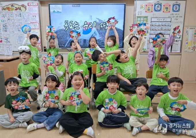 미포초 학생들이 20일 독도사랑 컬러링 원형리스 만들기 활동을 하고 있다