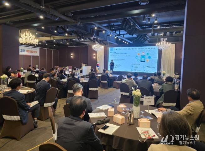 울산교육청은 24일 JW컨벤션에서 고등학교 교장을 대상으로 '교실혁명, 교육과정 자율화 지원 역량 강화 연수'를 열었다