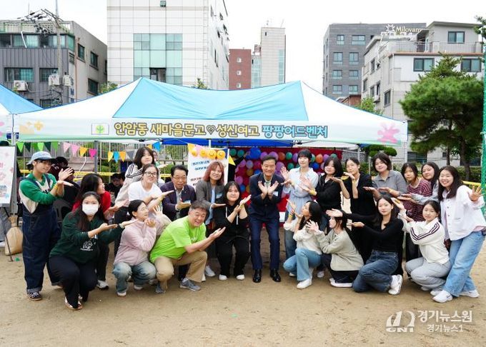이승로 성북구청장이 18일 축제 행사장을 찾아 주민들과 함께 축제 개최를 축하하고 있다