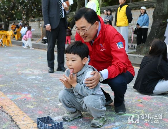 주낙영 경주시장이 상생마켓 현장에서 아이와 함께 놀이 체험을 하며 격려하고 있다.
