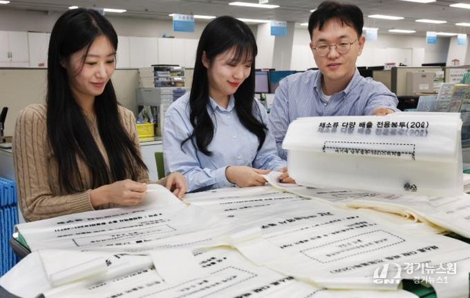 동구청 직원들이 김장쓰레기 전용봉투를 정리하고 있다