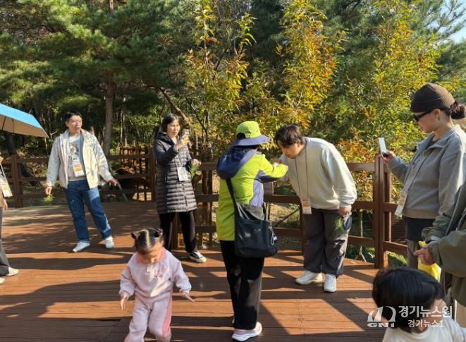 숲의 요소를 활용한 숲태교 프로그램에 참여하는 모습