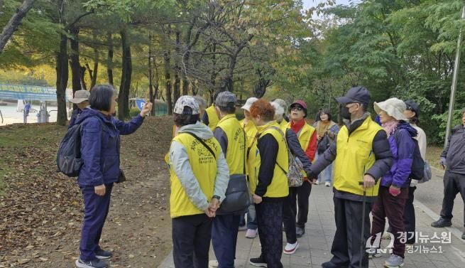 안양 동안치매안심센터는 치매가족 숲생태체험 프로그램으로 학의천 생태체험을 진행했다