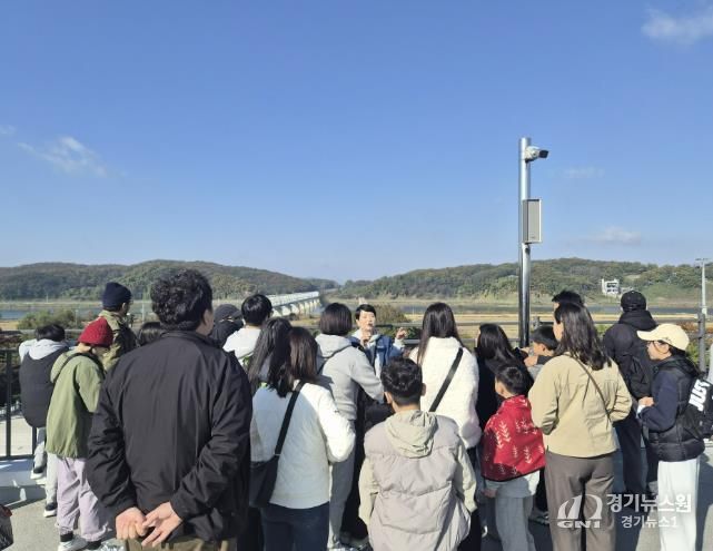 임진각 전망대 위에서 문화관광해설사의 해설을 듣는 모습