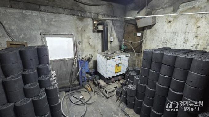 시흥재가노인통합지원센터, 금이동 저소득 어르신 가정에 연탄 300장 전달