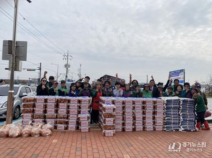 파주시 월롱면 새마을회, 관내 기업과 협력해 ‘이웃사랑 김장김치·쌀 나눔 행사’… 희망과 온기 전해