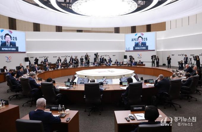 2025 APEC 정상회의가 열린 경주화백컨벤션센터(HICO) 3층 본회의장에서 각국 정상들이 회의를 진행하고 있는 모습. 경주시는 이 회의장을 시민에게 공개 관람할 예정이다.