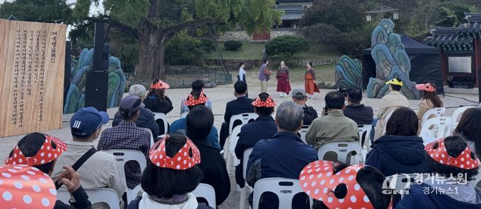 임고서원 은행나무 앞 야외마당에서 ‘나그네 마음을 담다’ 창작 마당극 공연이 펼쳐지고 있다.