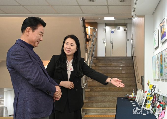 김동근 시장이 11월 3일 시민 갤러리에서 ‘의정부시 어린이 작품 전시회’ 작품들을 둘러보고 있다.